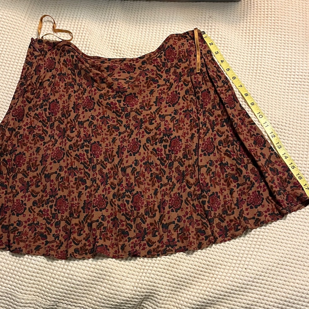Chic Floral Mini Skirt in Brown